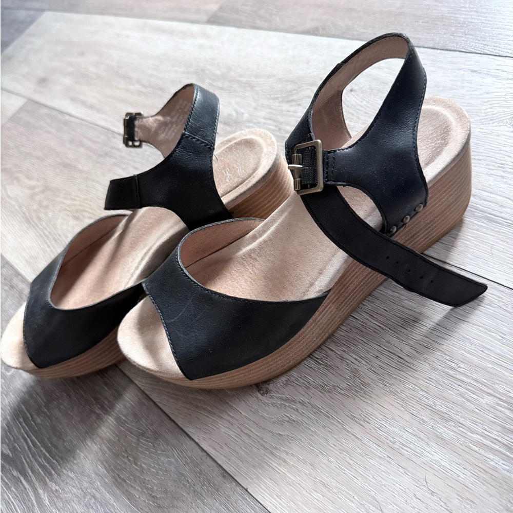 Dansko Black and Tan Sandals- women’s size 8